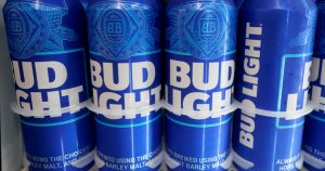 Latas de Bud Light se enfrían dentro de un refrigerador, el viernes 28 de abril de 2023, en Oakland, California. Foto: Jeff Chiu, AP