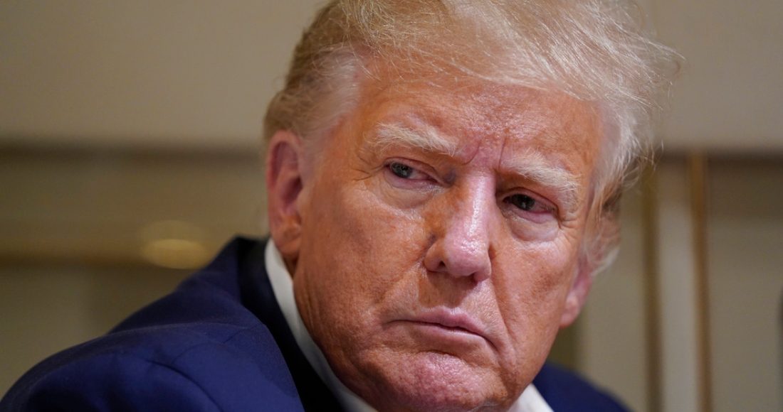 En esta imagen de archivo, el expresidente de Estados Unidos, Donald Trump, durante una conversación con reporteros durante un vuelo en su avión de campaña hasta Waco, Texas, el 25 de marzo de 2023.