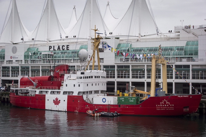 El barco Polar Prince se ve anclado en Vancouver, Columbia Británica, el 23 de octubre de 2017. Hay una operación en marcha para localizar un sumergible desaparecido con cinco personas a bordo cuando se dirigía al deteriorado pecio del crucero transocéanico Titanic.