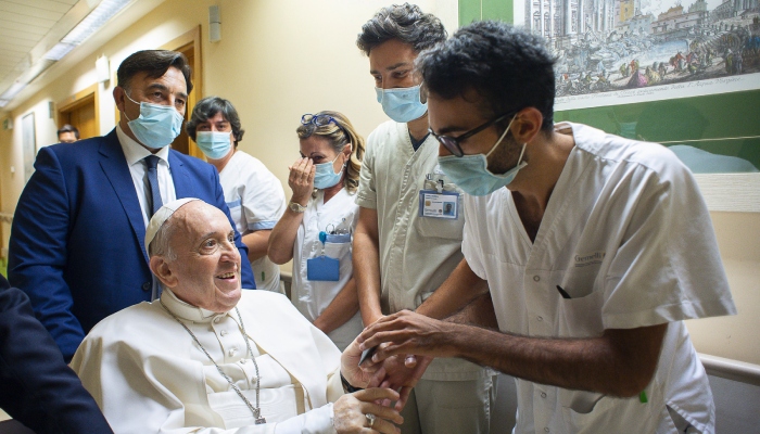 El Papa Francisco es recibido por el personal hospitalario a su entrada, en silla de ruedas, en el policlínico universitario Agostino Gemelli en Roma, el 11 de julio de 2021, antes de someterse a una operación intestinal. Foto: Vatican Media, AP, Archivo