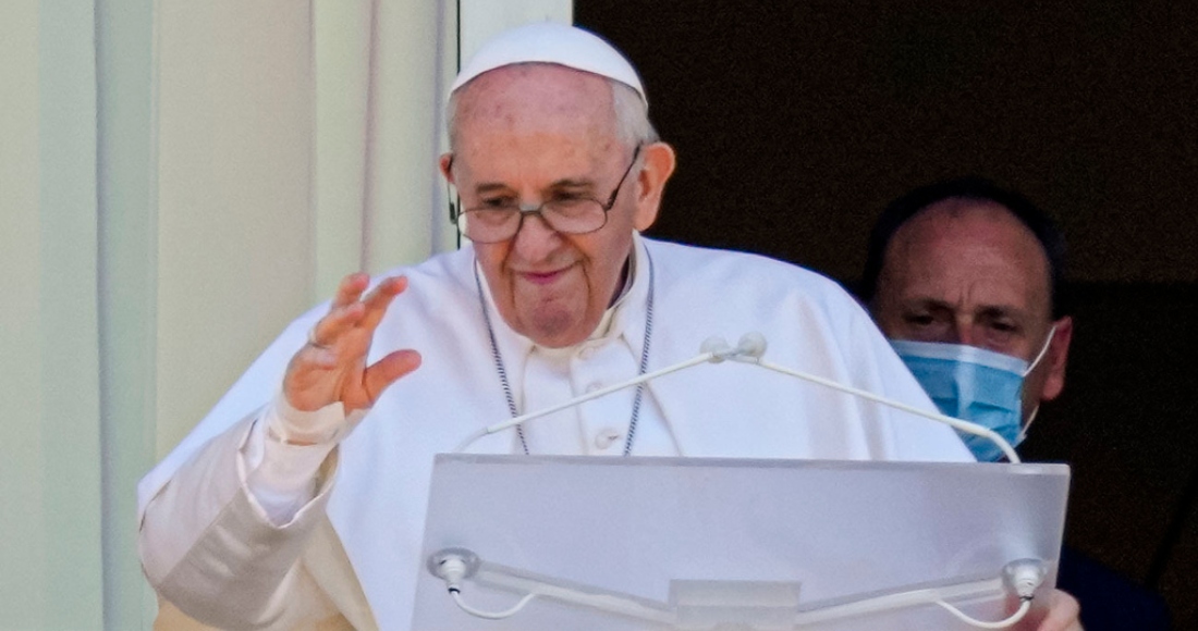 En esta imagen de archivo, tomada el 11 de julio de 2021, el Papa Francisco sale al balcón del hospital policlínico Agostino Gemelli en Roma.