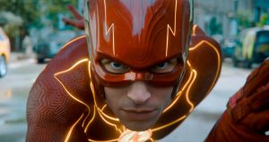 Esta imagen publicada por Warner Bros. Pictures muestra a Ezra Miller en una escena de "The Flash".