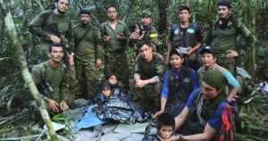 En esta foto difundida por la Oficina de Prensa de las Fuerzas Armadas de Colombia soldados e indígenas posan con los cuatro hermanos que llevaban 40 días desaparecidos en la selva de Solano, estado de Caquetá, Colombia, el viernes 9 de junio de 2023. 