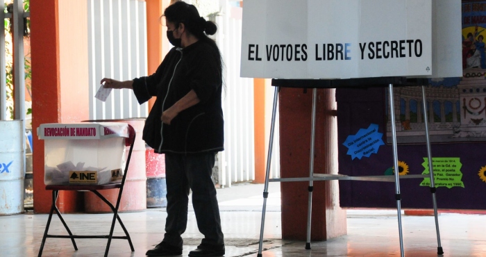 Una mujer vota en una casilla de la Alcaldía Cuauhtémoc.