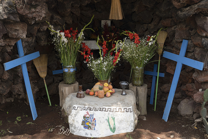Una réplica del santuario que los pobladores han dedicado al volcán Popocatépetl se encuentra en el Museo del Volcán en Amecameca, México, el domingo 11 de junio de 2023. Además de flores y frutas, el santuario tiene cruces, pero no crucifijos. Están pintadas en azul, en representación del cielo, o en blanco, para recordar a las nubes.