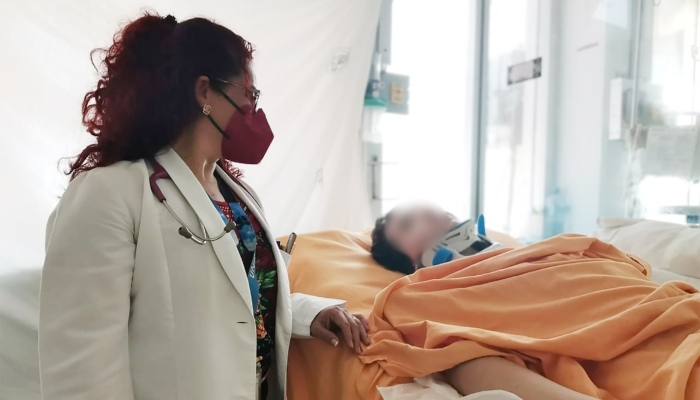 El adolescente Abdalá "Yunus" fue atendido por la doctora Ana Martínez, en un hospital del IMSS en Ciudad Madero. Foto: IMSS