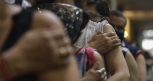 Durante el 2021, millones de personas fueron vacunadas en el país. La imagen fue tomada en la Biblioteca Vasconcelos de la Ciudad de México. Foto: Germán Canseco, A Dónde van los Desaparecidos. 
