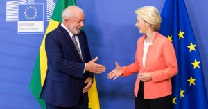 La presidenta de la Comisión Europea, Ursula von der Leyen, a la derecha, saluda al presidente de Brasil, Luiz Inácio Lula da Silva, antes de una reunión en la sede de la UE en Bruselas, el lunes 17 de julio de 2023. Foto: Geert Vanden Wijngaert, AP. 


