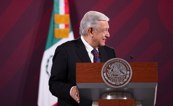 Andrés Manuel López Obrador, Presidente de México, reveló la mañana de este miércoles que ya se firmó un convenio con la empresa ferroviaria Kansas City Southern (KCS), mejor conocida actualmente como Canadian Pacific Kansas City (CPKC), para la construcción del tren de pasajeros México-Querétaro.