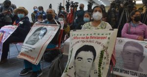  Padres y madres de los 43 estudiantes desaparecidos asisten al tercer informe del Grupo Interdisciplinario de Expertos Independientes (GIEI), realizado en septiembre de 2022. Foto: Lucía Flores, A Dónde van los desaparecidos.
