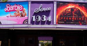 Una marquesina con las películas "Barbie" y "Oppenheimer" en el cine Los Feliz, el viernes 28 de julio de 2023 en Los Ángeles. Foto: Chris Pizzello, AP. 