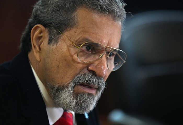 El Contraalmirante Carlos Velázquez Tiscareño, director del aeropuerto, habla durante una entrevista en su oficina en el Aeropuerto Internacional Benito Juárez de la Ciudad de México, el jueves 29 de junio de 2023.