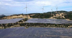 Paneles solares junto a molinos de viento en Quy Non, Vietnam, el 11 de junio de 2023. Un grupo de derechos humanos denunció decenas de abusos medioambientales y laborales de empresas con inversión china implicadas en la minería o procesamiento de minerales empleados en energías renovables. Foto: Minh Hoang, AP, Archivo