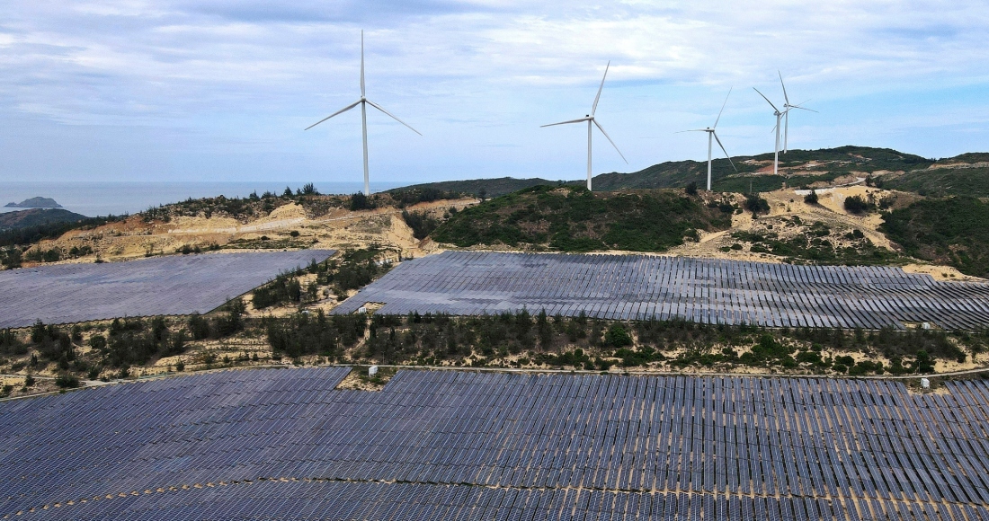 Paneles solares junto a molinos de viento en Quy Non, Vietnam, el 11 de junio de 2023. Un grupo de derechos humanos denunció decenas de abusos medioambientales y laborales de empresas con inversión china implicadas en la minería o procesamiento de minerales empleados en energías renovables. Foto: Minh Hoang, AP, Archivo