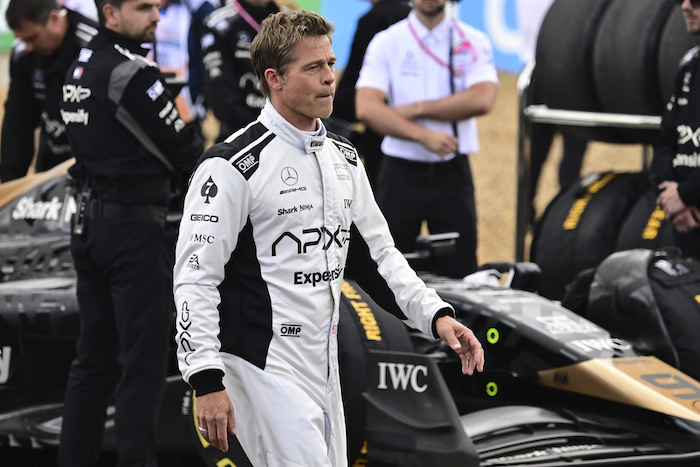 El actor Brad Pitt camina por el paddock del Gran Premio Británico de la Fórmula Uno en el circuito de Silverstone, el domingo 9 de julio de 2023.