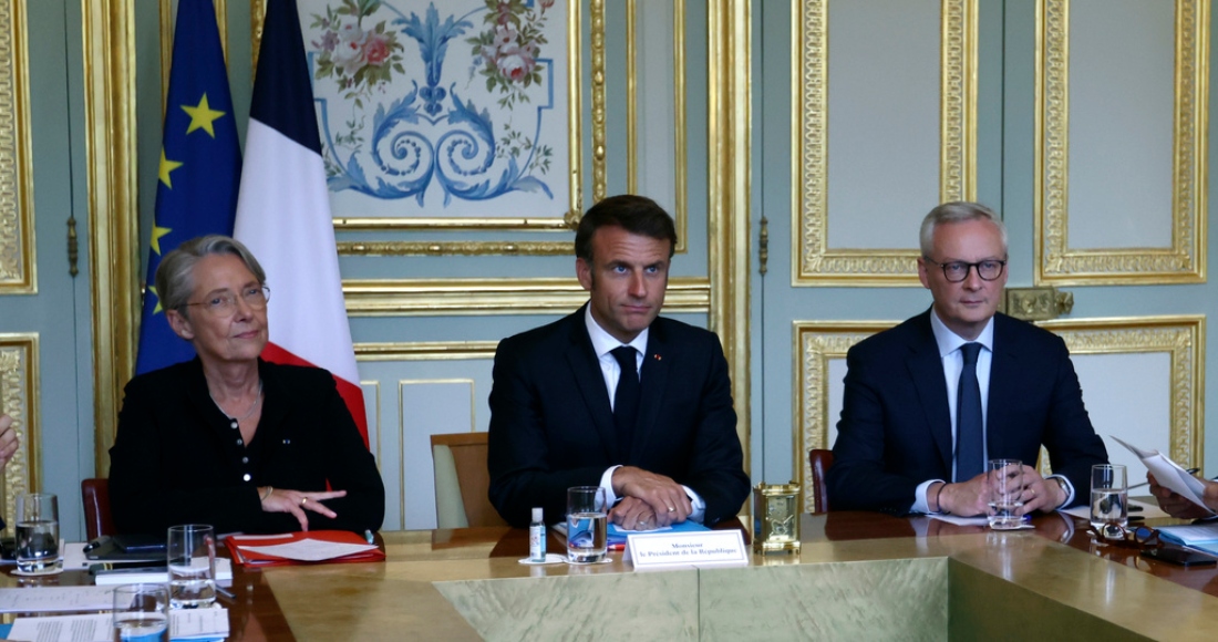 El Presidente de Francia, Emmanuel Macron, en el centro, la Primera Ministra de Francia, Elisabeth Borne, a la izquierda, y el Ministro de Economía, Bruno Le Maire, en una reunión de emergencia en el centro de crisis del Ministerio del Interior en París, el domingo 2 de julio de 2023, después de que la muerte de un joven de 17 años a manos de la policía provocara días de disturbios en todo el país.