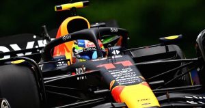 A diferencia del resto que se metió a pits, Checo se quedó en la pista para intentar otra vuelta rápida. Foto: Twitter @redbullracing