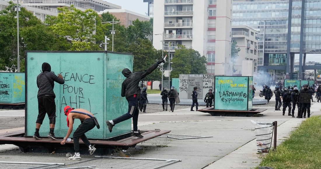 Jóvenes lanzan una botella a la policía durante disturbios el jueves 29 de junio de 2023 en Nanterre, a las afueras de París. En total, más de 3.600 personas han sido detenidas en los disturbios en Francia desde la muerte de Nahel el 27 de junio, con una edad media de 17, según el Ministerio del Interior. Foto: Michel Euler, AP