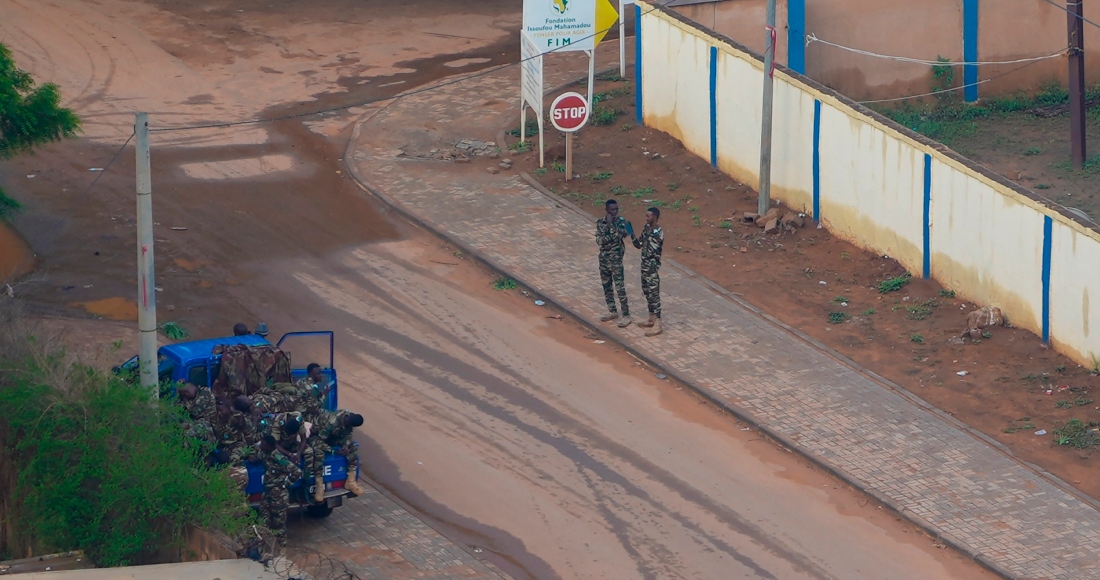 Gendarmes nigerinos vigilan una calle en Niamey, Níger, el sábado 29 de julio de 2023.