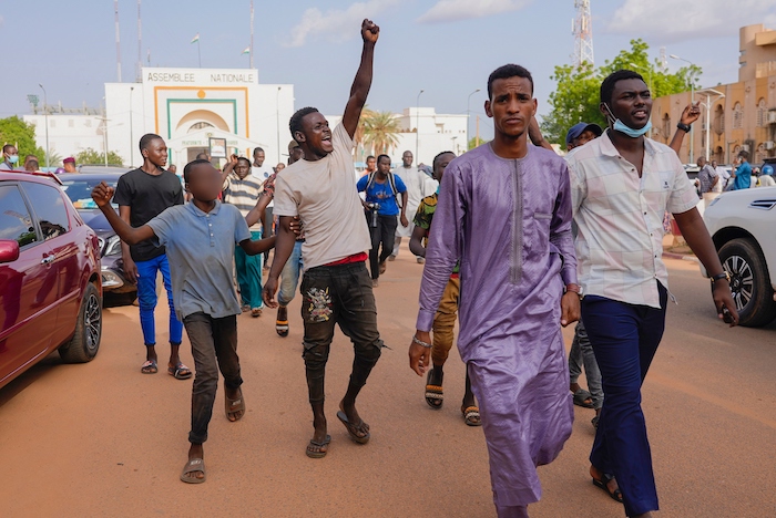Partidarios del Presidente de Níger, Mohamed Bazoum, se manifiestan para apoyarlo ante un intento de golpe de Estado, en Niamey, Níger, 26 de julio de 2023.