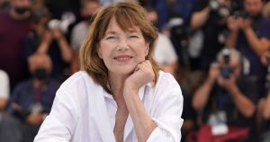 Jane Birkin posa en la sesión fotográfica de la película "Jane By Charlotte" en el 74º festival internacional de cine de Cannes, sur de Francia, el 8 de julio de 2021. Birkin murió a los 76 años, se informó el 16 de julio de 2023. (AP Foto/Brynn Anderson, File)