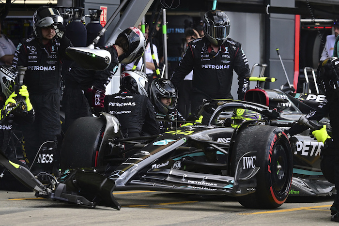 Lewis Hamilton de Mercedes realiza una parada en pits durante el Gran Premio Británico de la Fórmula Uno en el circuito de Silverstone, el domingo 9 de julio de 2023.