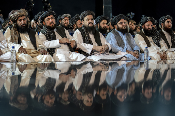 Líderes del Talibán asisten a una ceremonia para conmemorar el décimo aniversario de la muerte del mulá Mohamad Omar, el fundador de esa agrupación fundamentalista islámica, el jueves 11 de mayo de 2023, en Kabul, Afganistán.