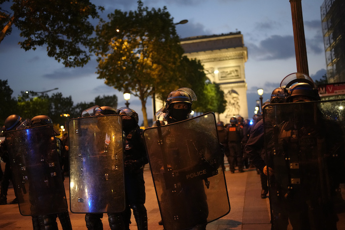 Policías patrullan ante el Arco de Triunfo, en los Campos Elíseos de París, el sábado 1 de julio de 2023.