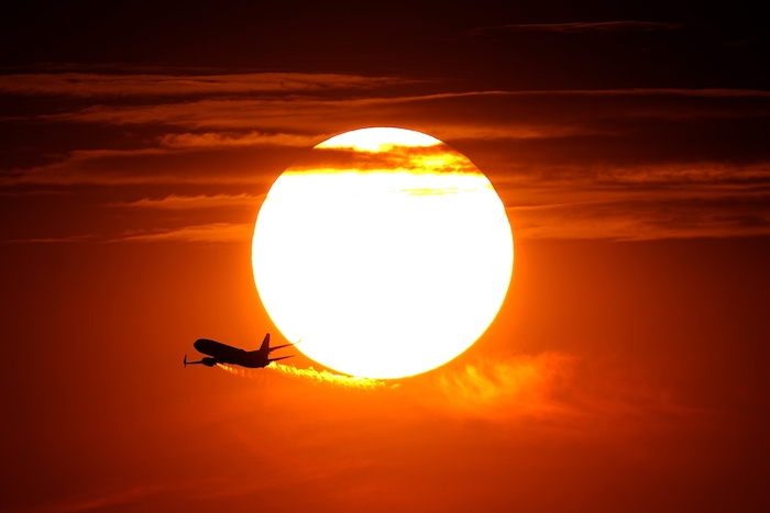 Un avión despega del aeropuerto internacional Sky Harbor de Phoenix, mientras se pone el sol el miércoles 12 de julio de 2023.