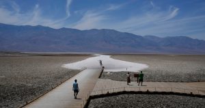 Varias personas caminan por una plataforma de madera en Badwater Basin, el domingo 16 de julio de 2023, en el Parque Nacional del Valle de la Muerte, en California. Foto: John Locher, AP. 


