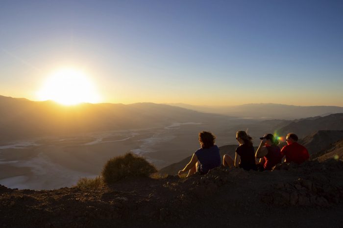 Visitantes observan el atardecer el martes 11 de julio de 2023 en el Parque Nacional del Valle de la Muerte, California.