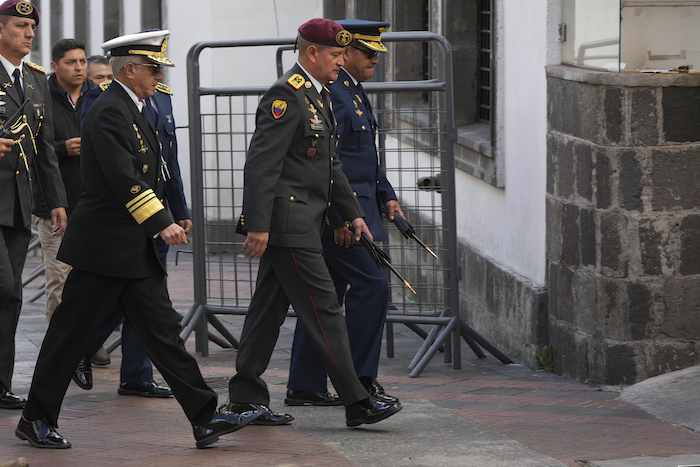 Altos manos de las Fuerzas Armadas llegan al palacio presidencial en Quito, Ecuador, el jueves 10 de agosto de 2023.