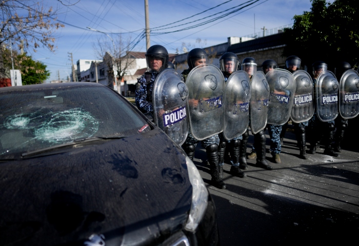Policía antimotines custodia un cuartel de la policía mientras la gente protesta por la muerte de Morena Domínguez, una niña de 11 años que murió en el hospital por los golpes que sufrió en un robo, a las afueras de Buenos Aires, Argentina, el miércoles 9 de agosto de 2023. Foto: Natacha Pisarenko, AP