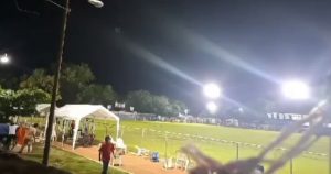 VIDEOS: Mujer irrumpe en partido y mata a presunto narco en GRO; también muere ella