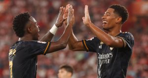Vinicius Junior del Real Madrid celebra con Jude Bellingham después de anotar el tercer gol del equipo en el triunfo ante el Almería el sábado 19 de agosto del 2023. (AP Foto/Fermin Rodriguez)