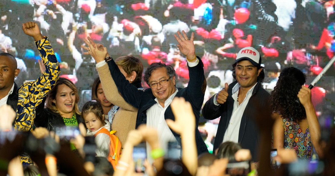 El candidato Presidencial Gustavo Petro, en el centro, es acompañado por su hijo Nicolás Petro, a la derecha, en la jornada electoral del 29 de mayo de 2022 en Bogotá, Colombia. El hijo del presidente colombiano no aceptó el martes 1 de agosto de 2023 los cargos por enriquecimiento ilícito y lavado de dinero de los que ha sido acusado por las autoridades judiciales. Foto: Fernando Vergara, Archivo, AP