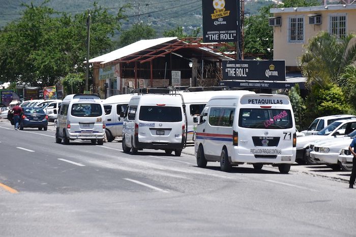 El ascenso y descenso de pasaje lo realizaron sobre la carretera federal Chilpancingo-Acapulco, a la altura del fraccionamiento Villas Vicente y del cuartel de la Guardia Nacional al sur de la ciudad capital de Guerrero.
