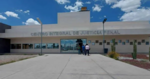 El hombre investigado por golpear a un adolescente en un Subway de SLP seguirá su proceso penal privado de la libertad. Foto: Pulso.