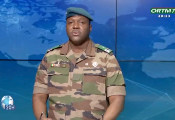 En esta imagen extraída de un video, el coronel Abdoulaye Maiga, ministro estatal de Mali para Administración Territorial y Descentralización, habla en la televisora estatal ORTM el 31 de julio de 2023 en Bamako, Mali. Foto: ORTM vía AP