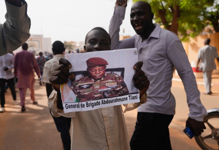 Nigerinos participan en una marcha convocada por los partidarios del general que encabezó un golpe de Estado, Abdourahmane Tchiani (en la foto), en Niamey, Níger, el 30 de julio de 2023. Foto: Sam Mednick, AP
