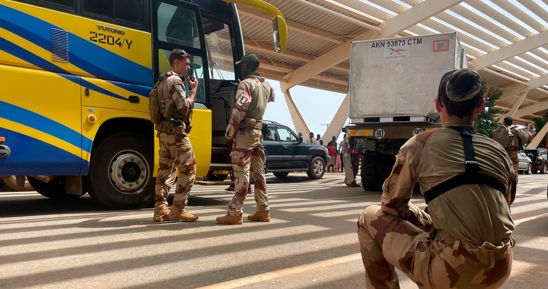 Soldados franceses brindan asistencia a ciudadanos franceses, en su mayoría, en un autobús a la espera de ser enviados vía aérea a Francia en una aeronave militar francesa, el martes 1 de agosto de 2023, en el aeropuerto internacional de Niamey, Níger. Foto: Sam Mednick, AP