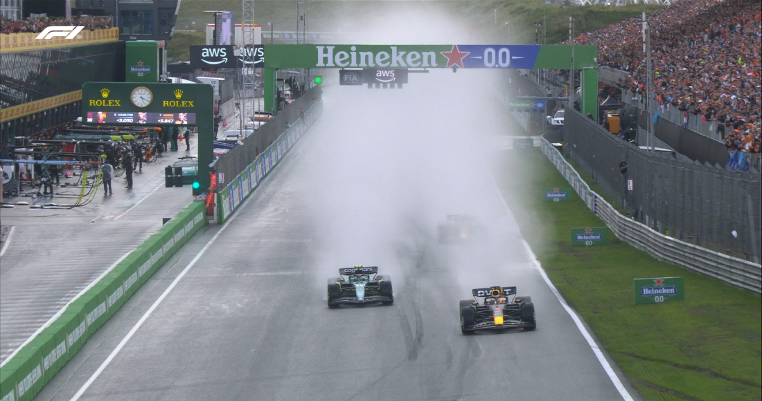 El piloto neerlandés Max Verstappen (Red Bull Racing) ganó este domingo el Gran Premio de Países Bajos, decimocuarta parada del Campeonato del Mundo de Fórmula 1, por delante del español Fernando Alonso (Aston Martin) en una carrera con numerosos percances debido a dos chaparrones en momentos clave.