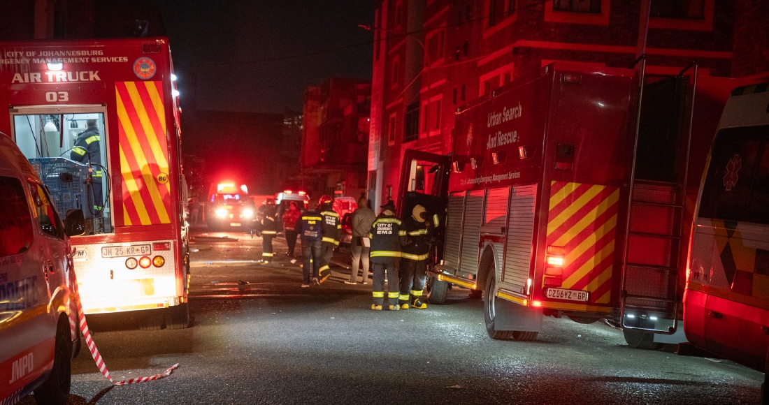 Bomberos trabajan en el lugar donde se produjo un letal incendio que se cobró la vida de docenas de personas, en el centro de Johannesburgo, Sudáfrica, el 31 de agosto de 2023. Foto: AP