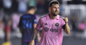 El argentino Lionel Messi, del Inter Miami, festeja un tanto ante Charlotte, el vieres 11 de agosto de 2023, en Fort Lauderdale, Florida. Foto: Michael Laughlin, AP.