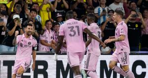 El argentino Lionel Messi (izquierda), del Inter Miami, festeja su gol ante Nashville en la final de la Leagues Cup, el sábado 19 de agosto de 2023 (AP Foto/George Walker IV)