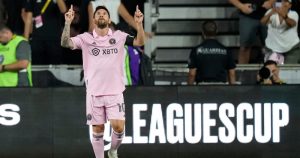 El argentino Lionel Messi, del Inter Miami, festeja tras anotar ante el Orlando City en el partido del miércoles 2 de agosto de 2023, en Fort Lauderdale, Florida (AP Foto/Rebecca Blackwell)