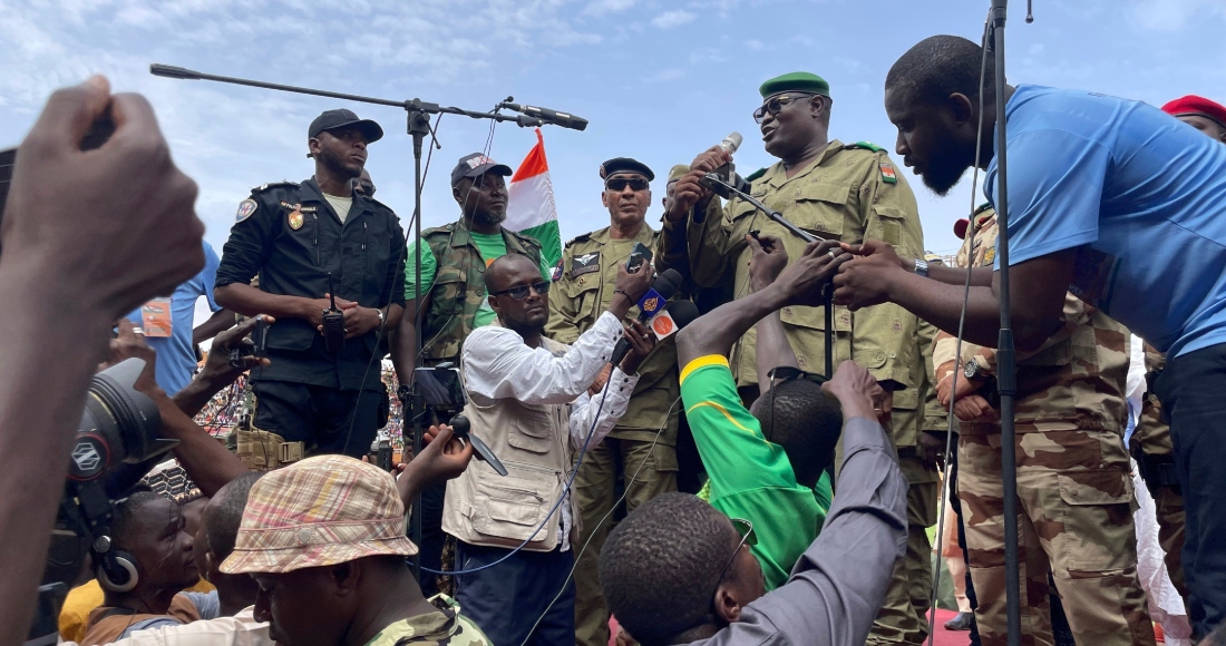 Mohamed Toumba, uno de los soldados que depuso al presidente de Níger, Mohamed Bazoum, se dirige a partidarios de la junta militar que ha tomado el control del país, en Niamey, el domingo 6 de agosto de 2023. Foto: Sam Mednick, AP