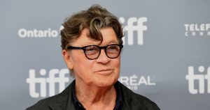 Robbie Robertson asiste a una conferencia de prensa de "Once Were Brothers: Robbie Robertson and The Band" el primer día del Festival Internacional de Cine de Toronto el jueves, 5 de septiembre de 2019, en Toronto. Robertson, el guitarrista principal y compositor de The Band, cuyos clásicos incluyen "The Weight", "Up on Cripple Creek" y "The Night They Drove Old Dixie Down", murió a los 80 años, según un comunicado de su manager. (Foto Chris Pizzello/Invision/AP, archivo)