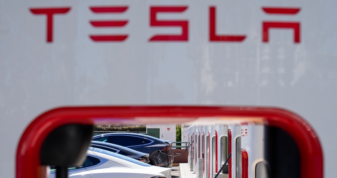 EU abre investigación de seguridad contra autos de Tesla por problemas de dirección