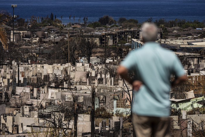 Un hombre observa la devastación tras un incendio forestal en Lahaina, Hawai, el sábado 19 de agosto de 2023.